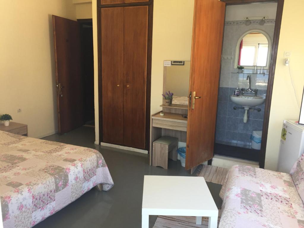 Platanos Rooms room 4